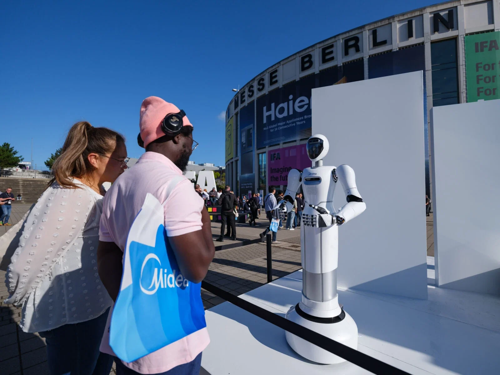 Midea 人形机器人 Messe Berlin 户外展示